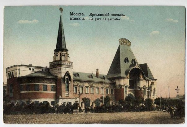 Комсомольская площадь в народе часто называют «Площадь трех вокзалов»