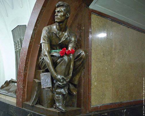 Парень с книгой на Площади Революции
