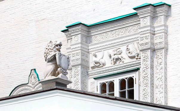 Cамые древние сторожевые львы в Москве обитают у стен Грановитой палаты. Этим львам довелось претерпеть немало бедствий и лишений, прежде чем они обрели долгожданный покой.